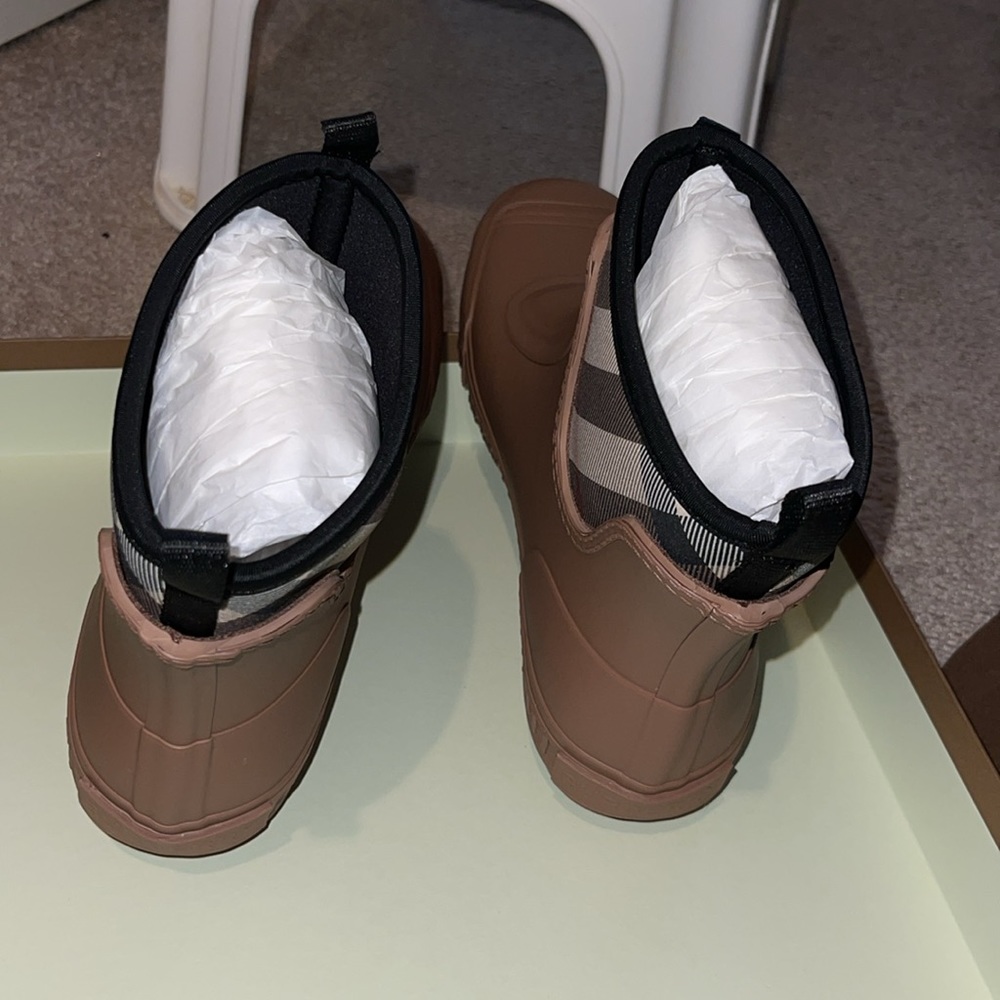 Burberry tan rain boots - Picture 4 of 5